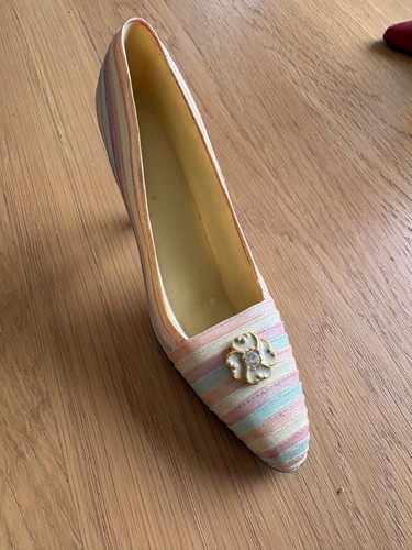 Shoe ornaments just - just, right
