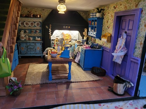 Completed dolls house - dolls,
