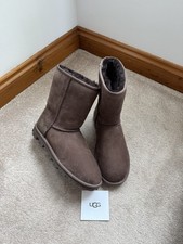GENUINE UGG BOOTS W ESSENTIAL