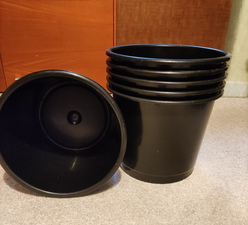 Six black plastic circular