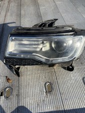 Left Passenger Front Headlight Off of A 2014 Jeep Grand Cherokee 3.0