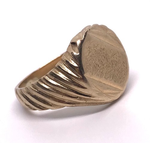 9ct gold gents - ring, 375