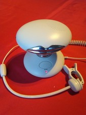 Handsfree telephone speaker with moving lips.