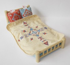 BRATZ DOLL CHILL OUT WINTER LODGE HOUSE SPARE BED BEDDING PILLOWS FURNITURE