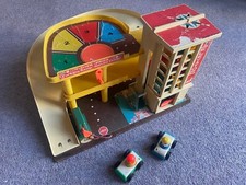 FISHER PRICE Vintage GARAGE Elevator CAR PARK & 4x Cars 4x Little People & RAMP