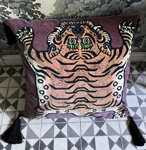 House hackney saber cushion - of,