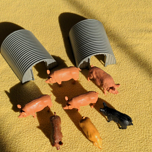Britains 1984 pigs with 2 - britains,