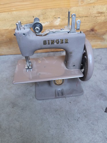 Vtg 1950 singer toy sewing - vtg, 1950’s