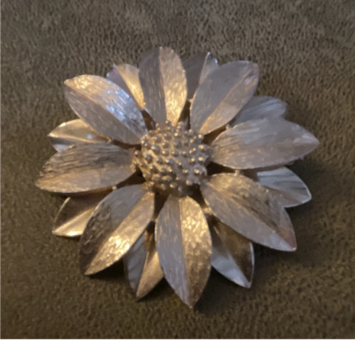 Gold tone metal flower brooch - gold,