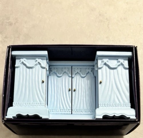 Queens dolls house collection - house,