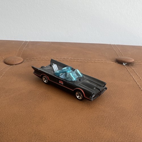 Hot wheels batmobile red - hot,