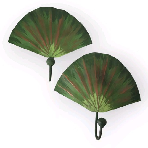 Pack leaf shaped wall - pack, hooks