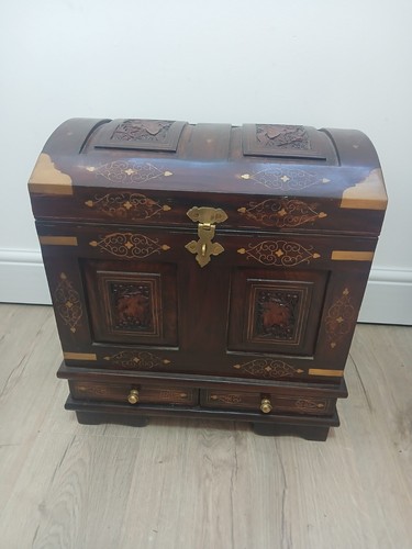 Eastern dome topped - topped, chest