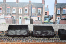 Pair bachmann wagons - of,