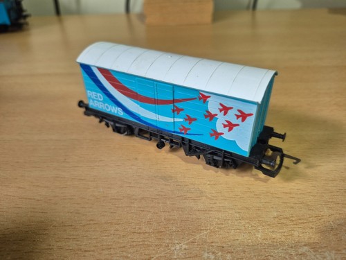 Hornby r145 red - hornby, arrows