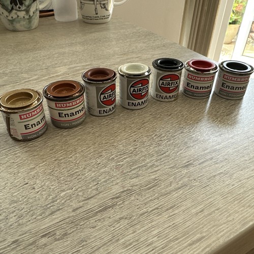 Tins enamel paint - of,