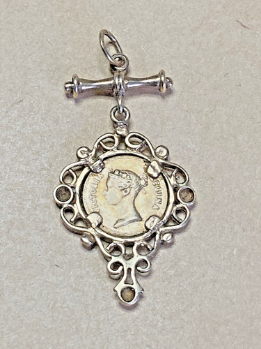 Gold pendant grams 9 - ,