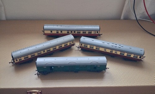 Triang model train - triang, carriages