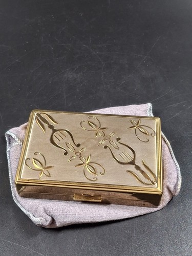 Musical powder compact - powder, with