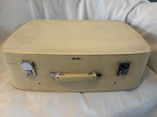 Vintage red suitcase - red,