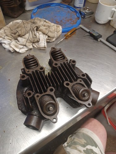 Triumph cylinder head - triumph,