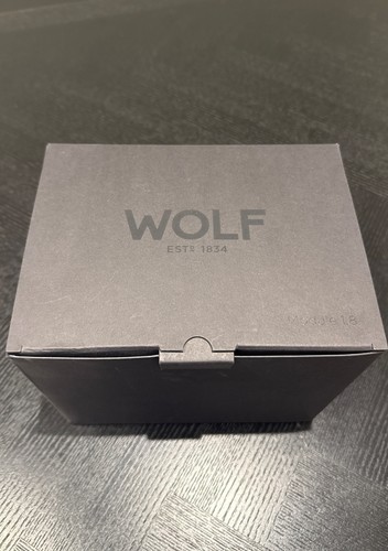 Wolf cub watchwinder with - wolf,