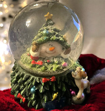 MINI CHRISTMAS SNOW GLOBE VGC