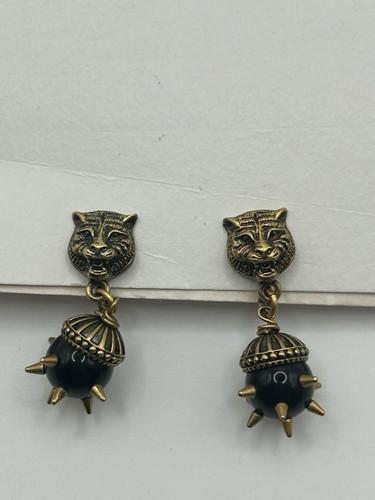 Gucci clip lion head - on,