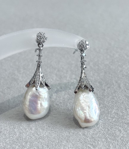 White baroque pearl drop - white,