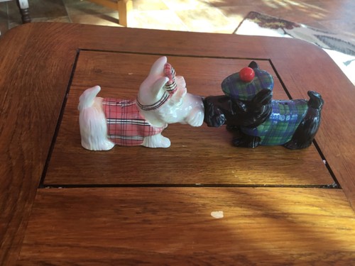 Scottie dogs kissing - dogs,