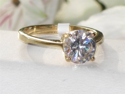 Ladies gold ring solitaire