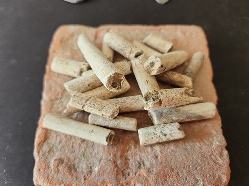 Hundreds pipe stems - hundreds,