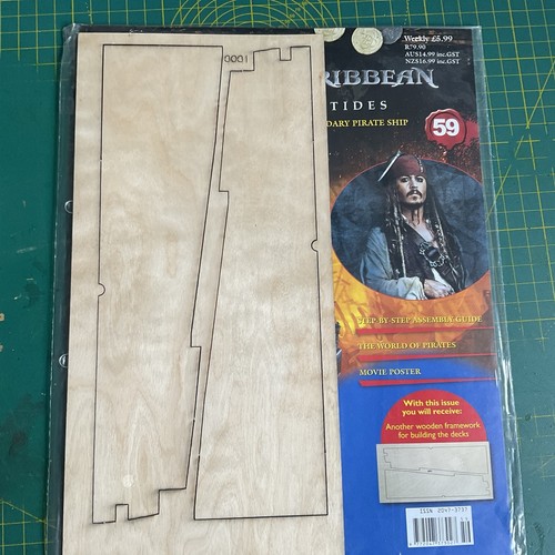 Hachette build the pirates - the,