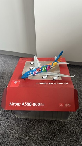 Emirates plane model 400 - plane, 1:400