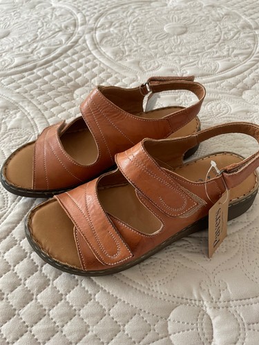 Pavers sandals tan size new - 6,