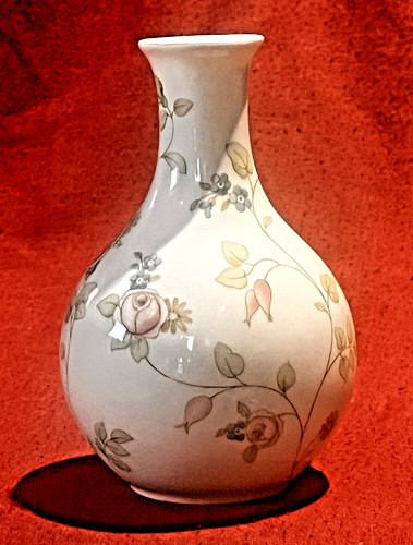 Wedgwood rose hip bud vase - hip, 4.5