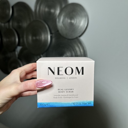 Neom real luxury body scrub - real,