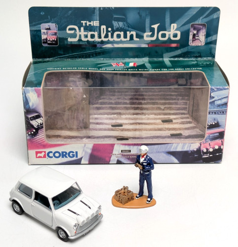 04441 white mini with driver - with,