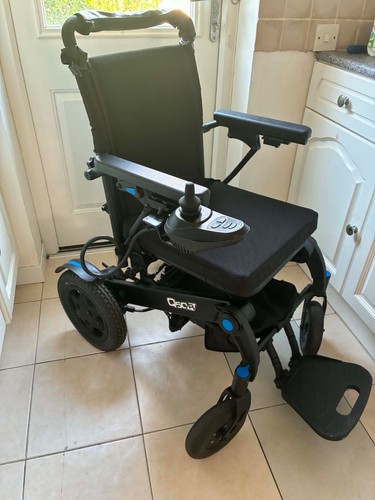 Folding electric wheelchair