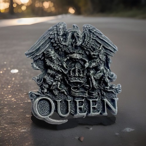 New queen lapel pin - lapel,