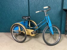 A CHARMING VINTAGE CHILDS TRICYCLE OR TRIKE