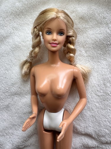 Barbie doll walking - walking,