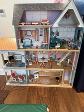 Large Colourful play/dolls house with Peppa Pig Figures