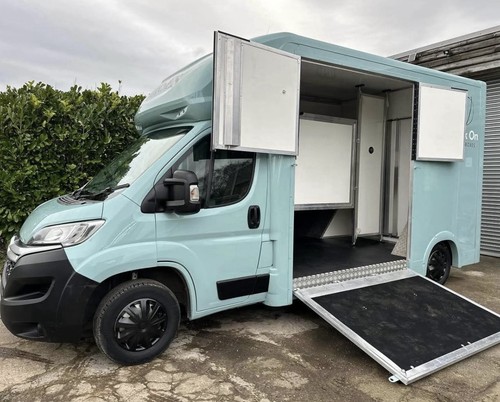 Walk ton horsebox with - on,