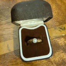 Vintage 9ct yellow gold single pearl ring, size L. Fully hallmarked.