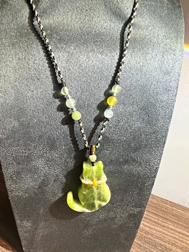 Natural sleeve jade cat