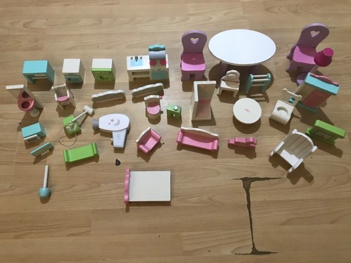 Piece wooden dolls house - 32,