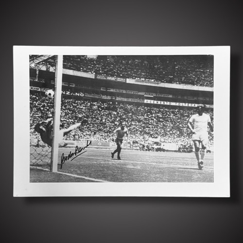 Gordon banks signed photo - gordon,