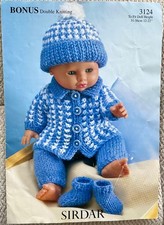 SIRDAR KNITTING PATTERN 3124 FOR DOLLS OUTFIT IN BONUS DK ~ 3 SIZES.  12” - 22”