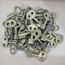 UNUSUAL Brass Keys x 34 - Job